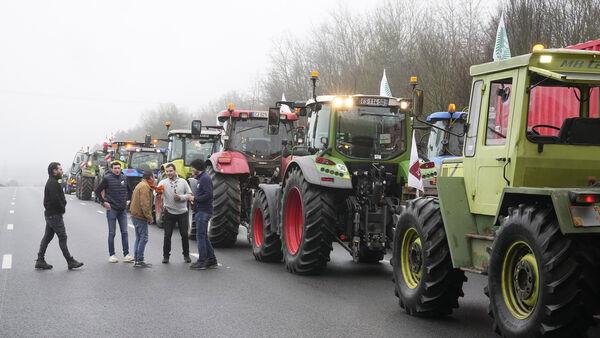 Farmers begin removing roadblocks as government bids to resolve grievances